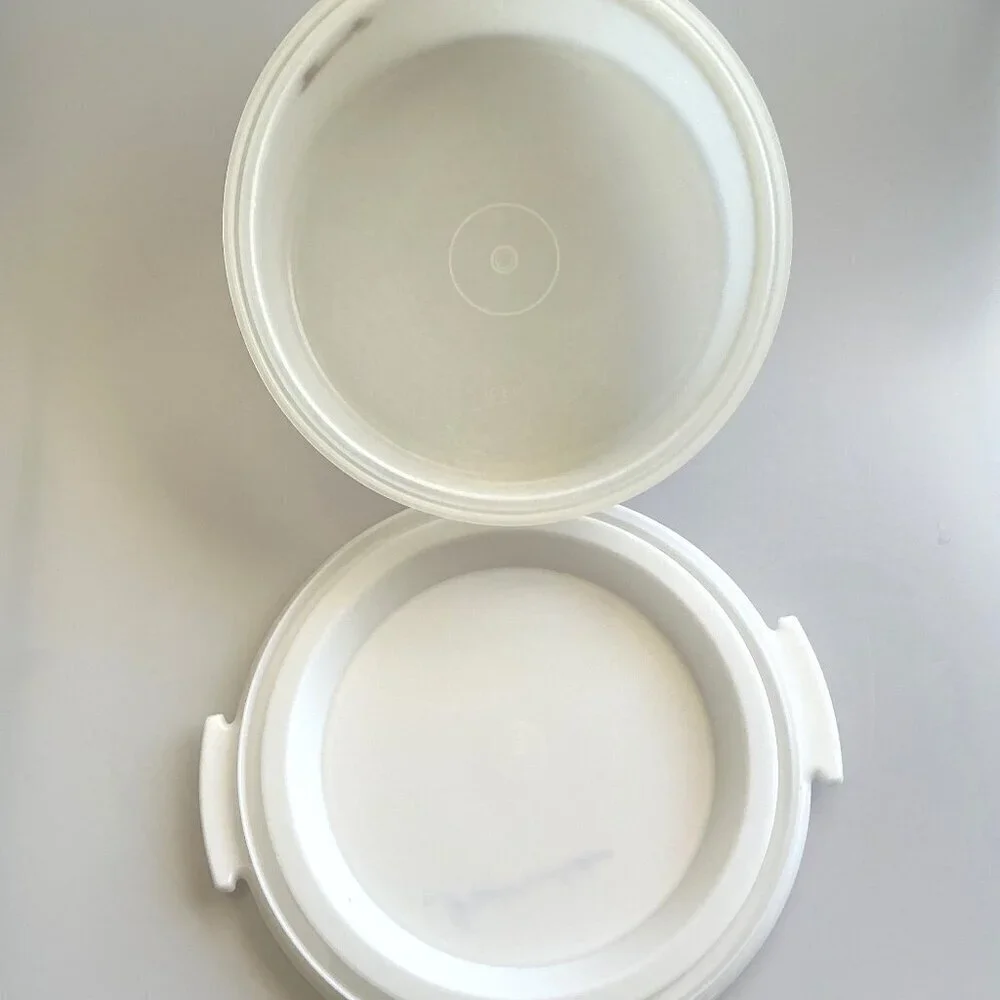 VINTAGE TUPPERWARE CAKE TAKER